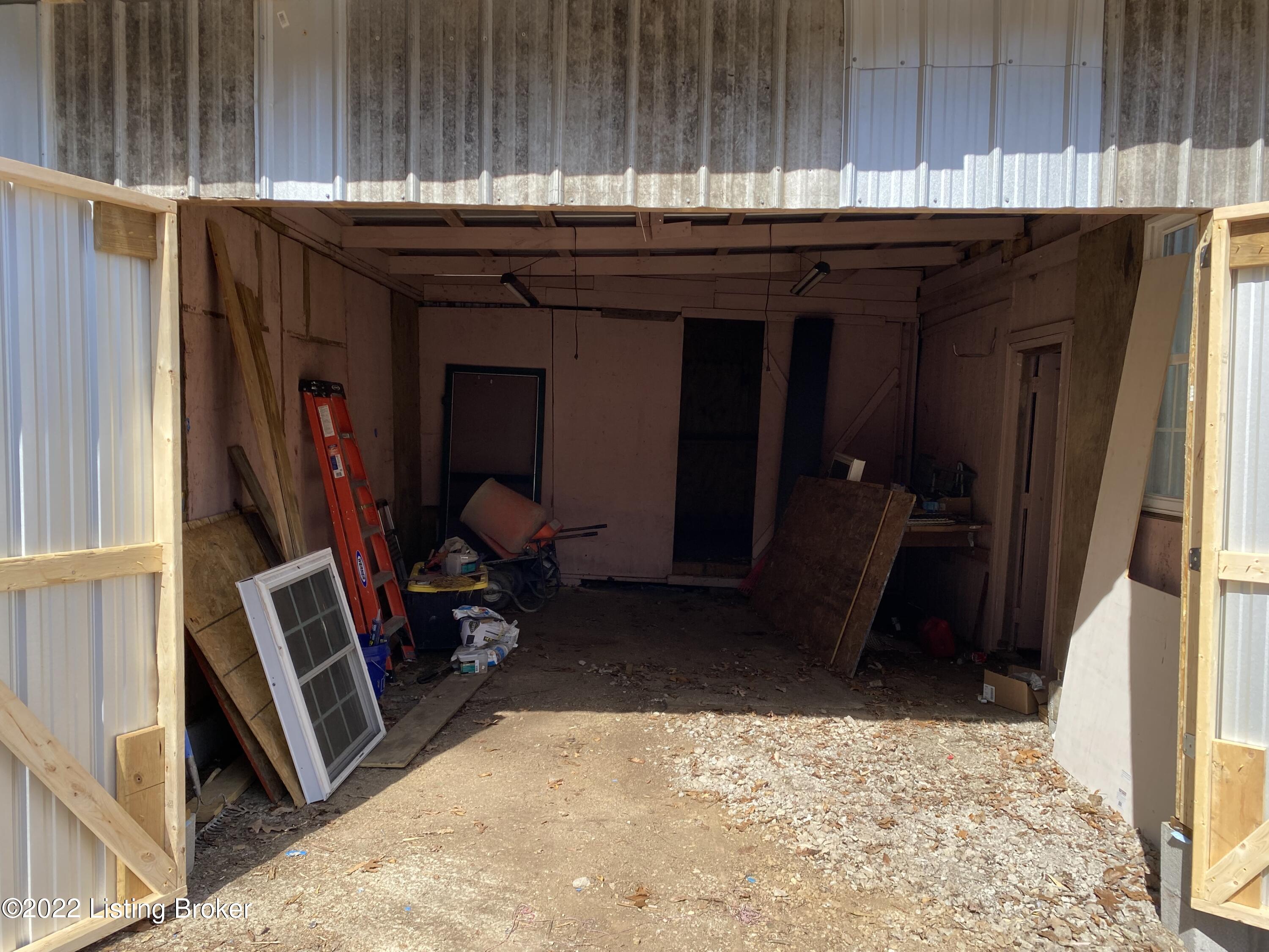 177 Coral Ridge Road Shepherdsville, KY 40165 - Photo 16 of 22 Garage
