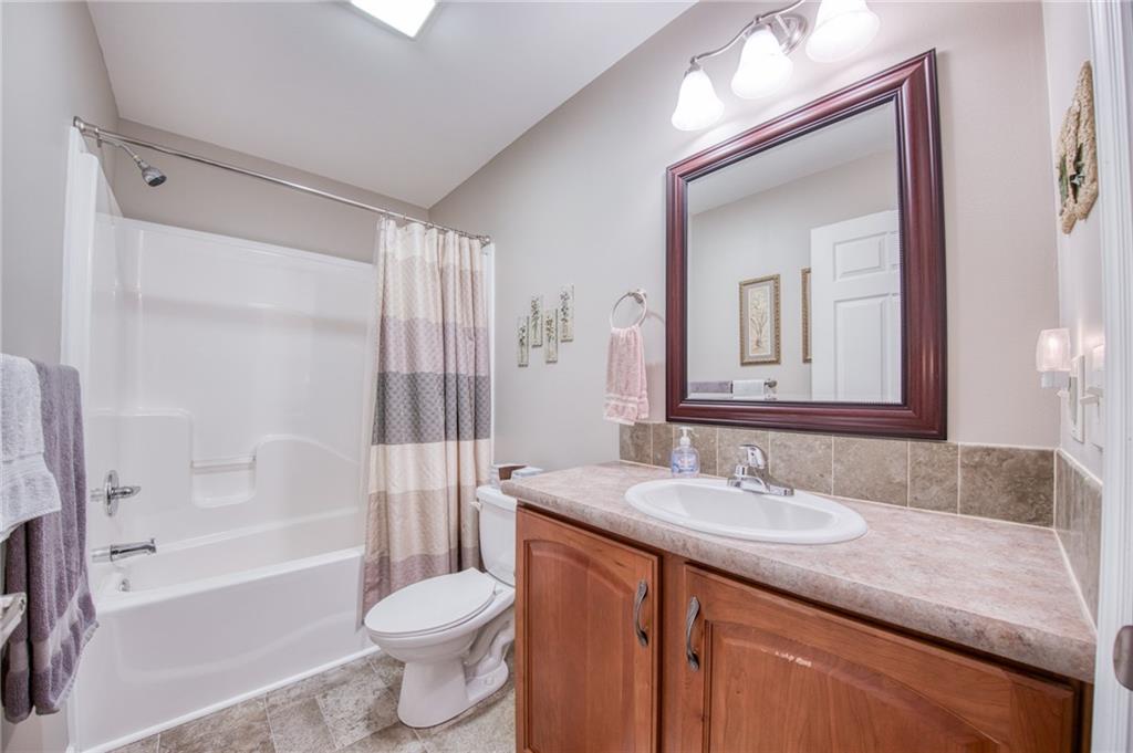 201 Magill Road Zelienople, PA 16063 - Photo 25 of 46 2nd full bathroom in main hallway