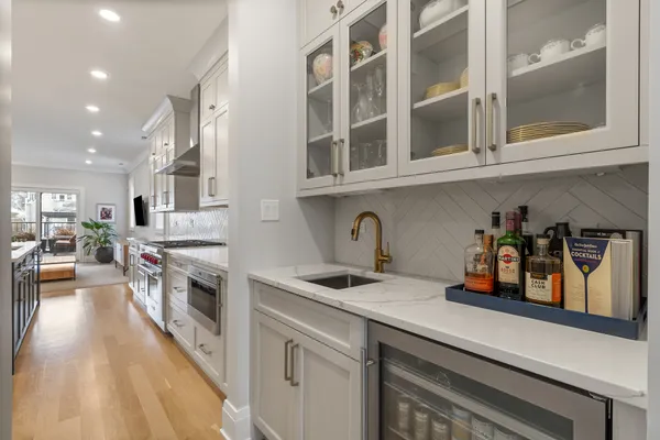 $1,375,000 | 1517 West Barry Avenue, Unit 2W, Chicago, IL 60657