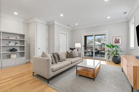$1,440,000 | 1517 West Barry Avenue, Unit 2W, Chicago, IL 60657
