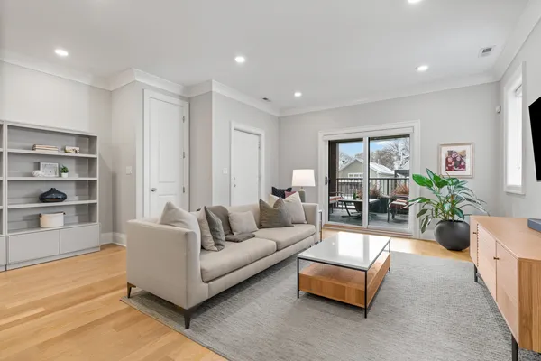 $1,375,000 | 1517 West Barry Avenue, Unit 2W, Chicago, IL 60657