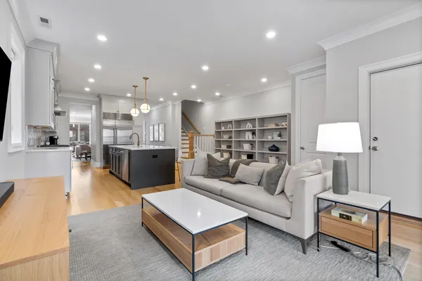 $1,375,000 | 1517 West Barry Avenue, Unit 2W, Chicago, IL 60657