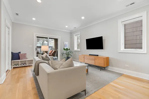 $1,375,000 | 1517 West Barry Avenue, Unit 2W, Chicago, IL 60657