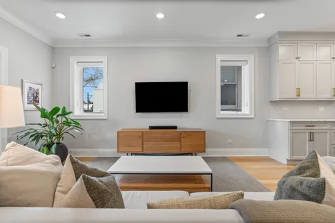 $1,440,000 | 1517 West Barry Avenue, Unit 2W, Chicago, IL 60657