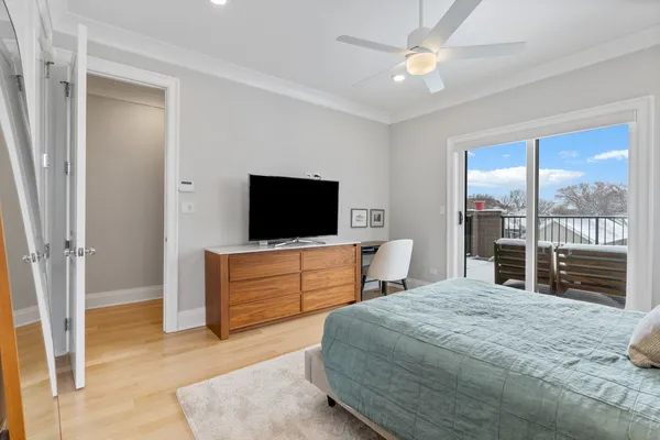 $1,375,000 | 1517 West Barry Avenue, Unit 2W, Chicago, IL 60657