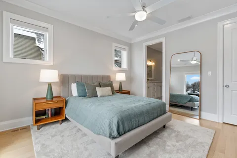 $1,440,000 | 1517 West Barry Avenue, Unit 2W, Chicago, IL 60657