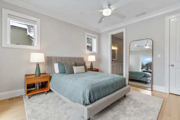 $1,375,000 | 1517 West Barry Avenue, Unit 2W, Chicago, IL 60657