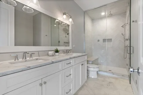 $1,440,000 | 1517 West Barry Avenue, Unit 2W, Chicago, IL 60657