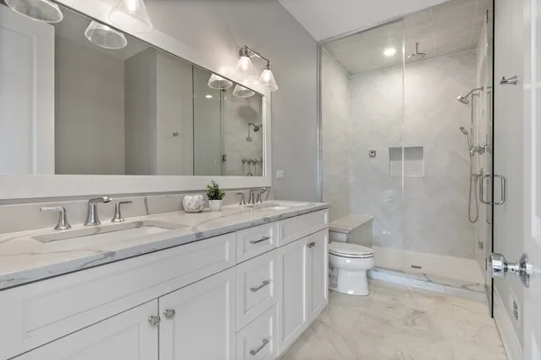 $1,375,000 | 1517 West Barry Avenue, Unit 2W, Chicago, IL 60657