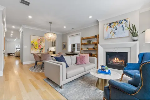 $1,440,000 | 1517 West Barry Avenue, Unit 2W, Chicago, IL 60657