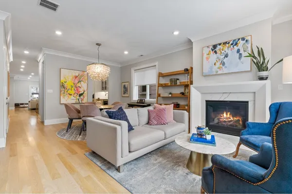 $1,375,000 | 1517 West Barry Avenue, Unit 2W, Chicago, IL 60657