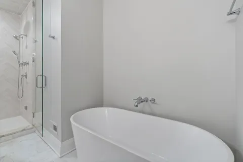 $1,440,000 | 1517 West Barry Avenue, Unit 2W, Chicago, IL 60657