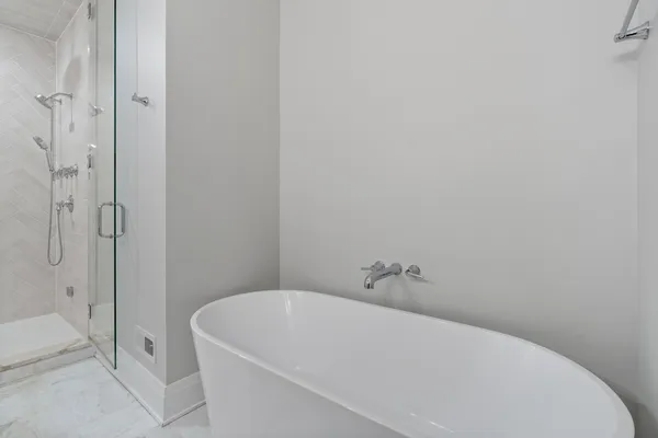 $1,375,000 | 1517 West Barry Avenue, Unit 2W, Chicago, IL 60657