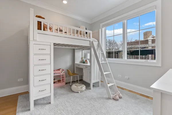 $1,375,000 | 1517 West Barry Avenue, Unit 2W, Chicago, IL 60657