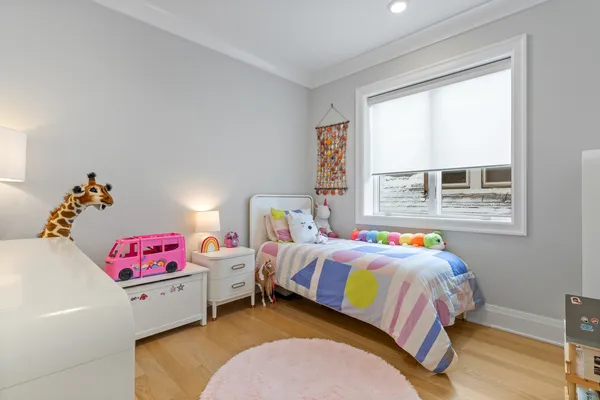 $1,375,000 | 1517 West Barry Avenue, Unit 2W, Chicago, IL 60657