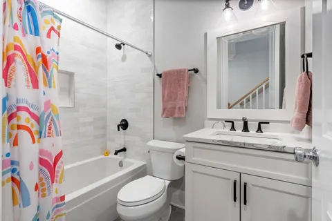 $1,440,000 | 1517 West Barry Avenue, Unit 2W, Chicago, IL 60657