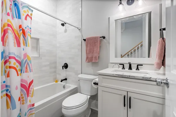 $1,375,000 | 1517 West Barry Avenue, Unit 2W, Chicago, IL 60657
