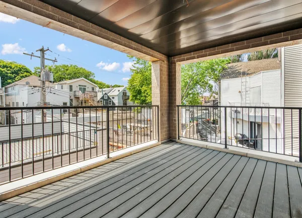 $1,375,000 | 1517 West Barry Avenue, Unit 2W, Chicago, IL 60657