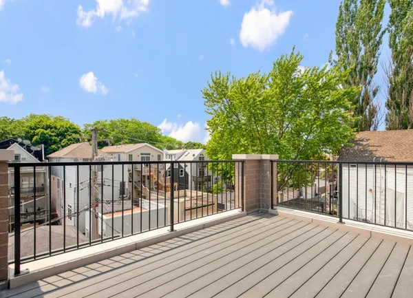 $1,375,000 | 1517 West Barry Avenue, Unit 2W, Chicago, IL 60657