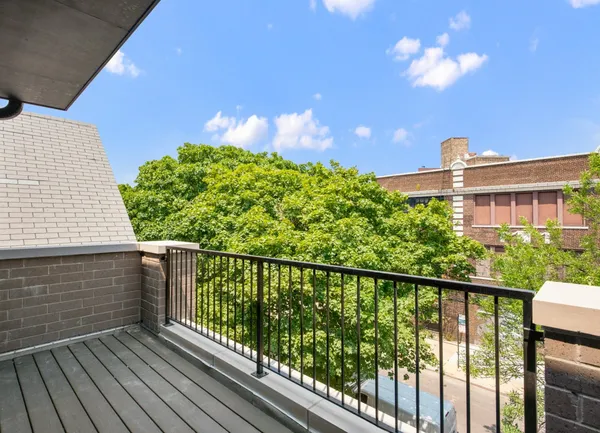 $1,375,000 | 1517 West Barry Avenue, Unit 2W, Chicago, IL 60657