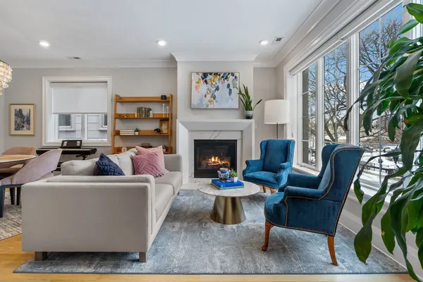 $1,375,000 | 1517 West Barry Avenue, Unit 2W, Chicago, IL 60657