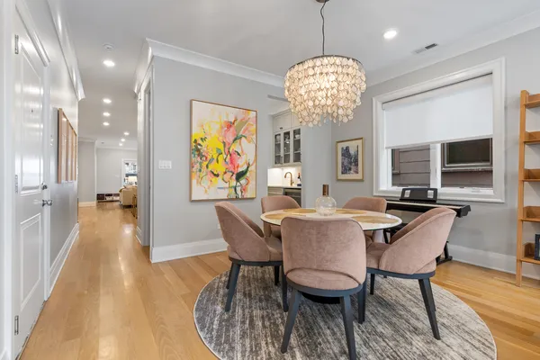 $1,375,000 | 1517 West Barry Avenue, Unit 2W, Chicago, IL 60657