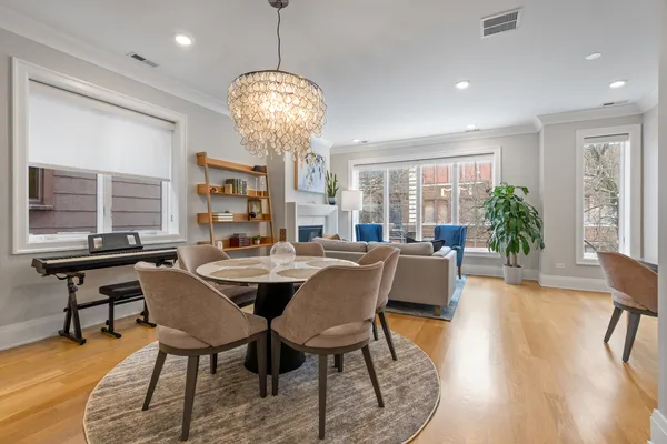 $1,375,000 | 1517 West Barry Avenue, Unit 2W, Chicago, IL 60657