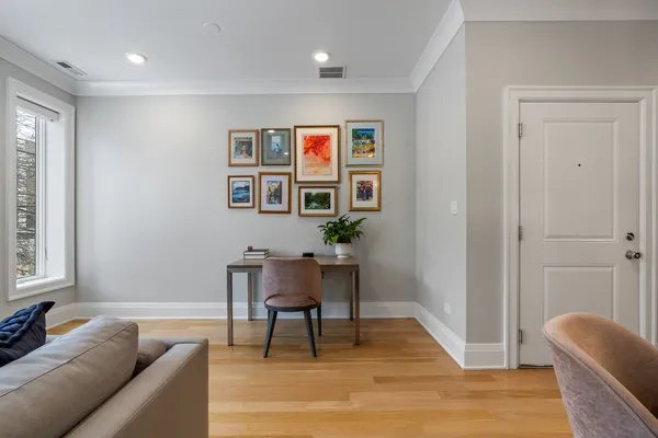$1,375,000 | 1517 West Barry Avenue, Unit 2W, Chicago, IL 60657