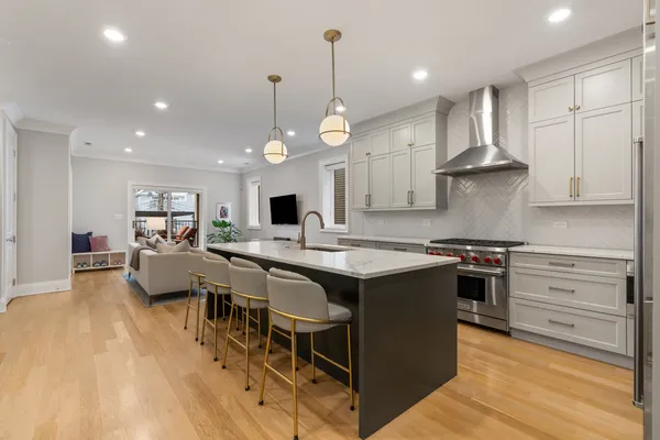 $1,375,000 | 1517 West Barry Avenue, Unit 2W, Chicago, IL 60657