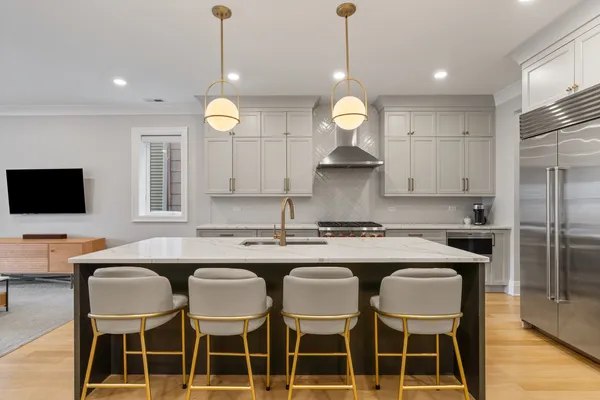 $1,375,000 | 1517 West Barry Avenue, Unit 2W, Chicago, IL 60657
