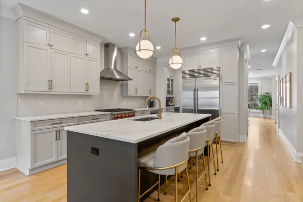 $1,375,000 | 1517 West Barry Avenue, Unit 2W, Chicago, IL 60657