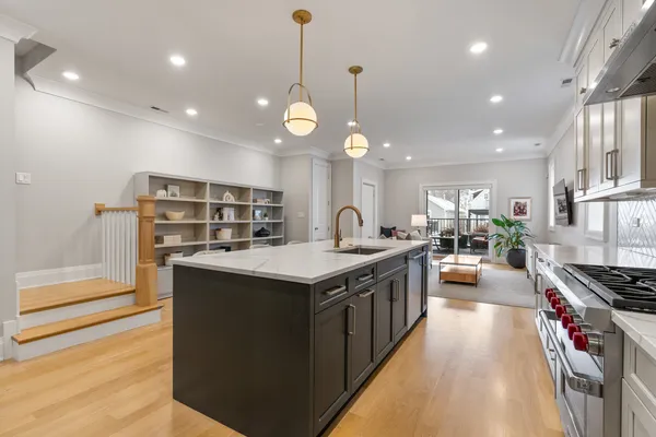 $1,375,000 | 1517 West Barry Avenue, Unit 2W, Chicago, IL 60657