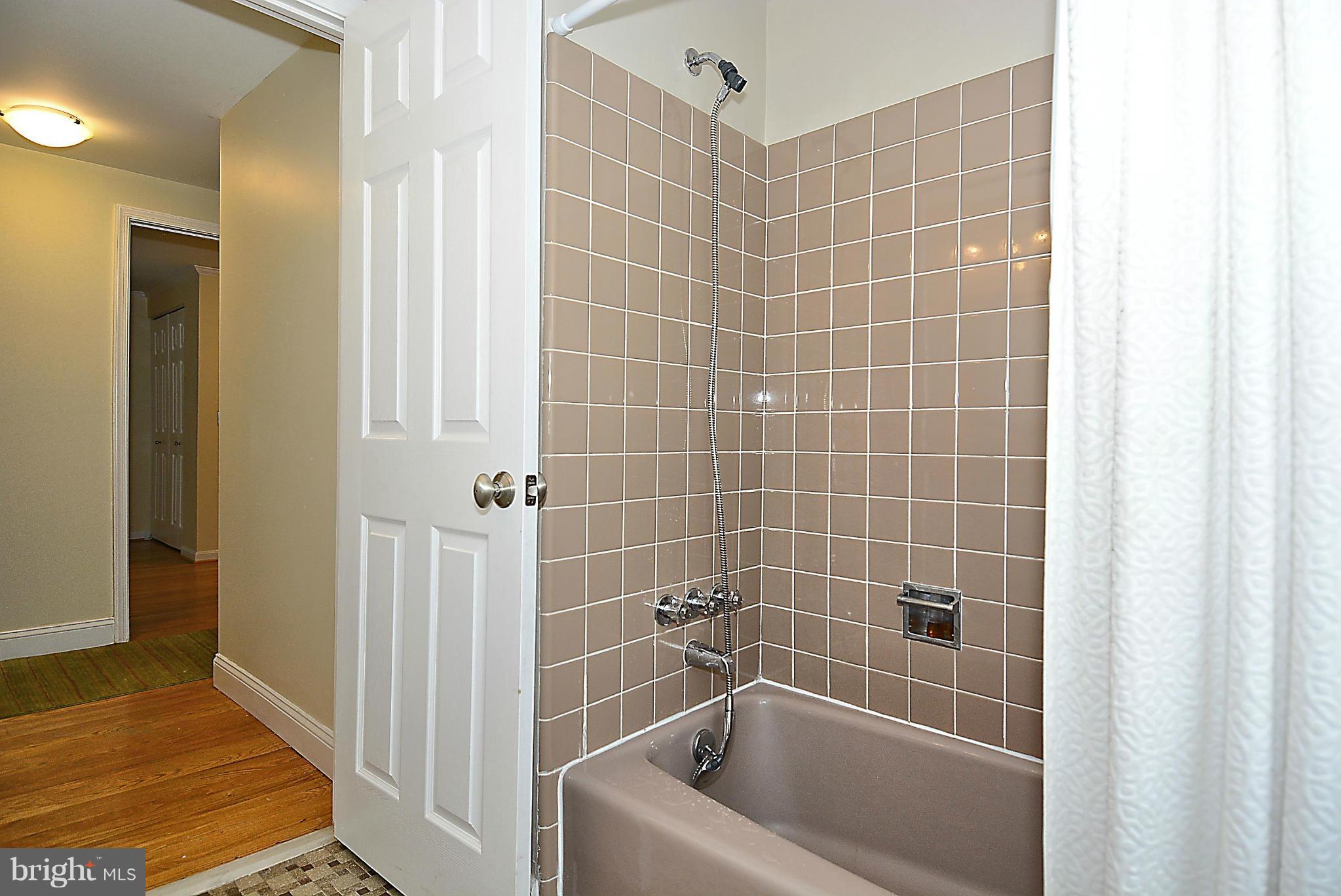 11015 Gainsborough Road Potomac, MD 20854 - Photo 20 of 27 Bath
