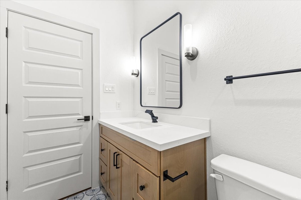 9821 Turnbow Street, Unit CD Houston, TX 77029 - Photo 24 of 27 Secondary bathroom of 9821 Turnbow D