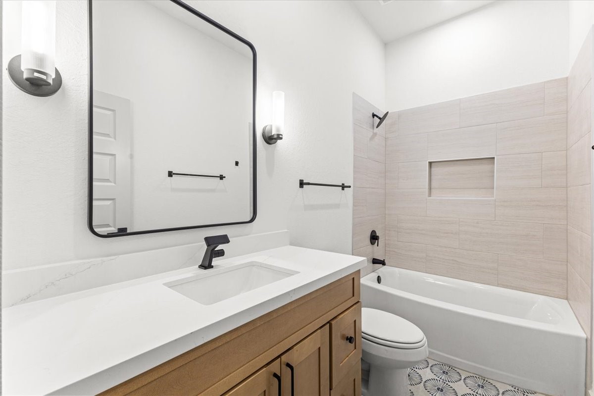 9821 Turnbow Street, Unit CD Houston, TX 77029 - Photo 25 of 27 Secondary bathroom of 9821 Turnbow D