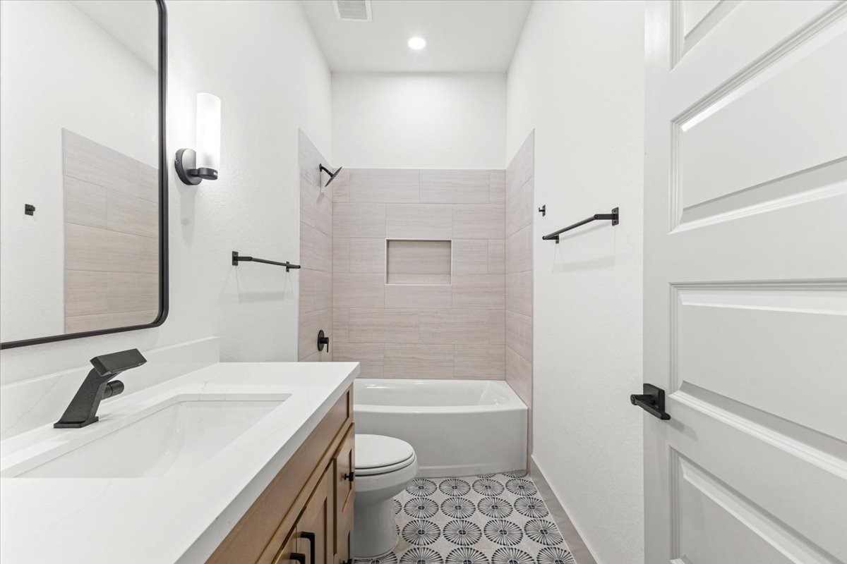 9821 Turnbow Street, Unit CD Houston, TX 77029 - Photo 26 of 27 Secondary bathroom of 9821 Turnbow D