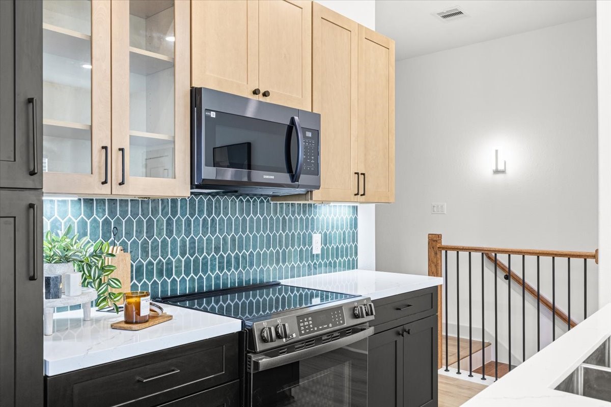 9821 Turnbow Street, Unit CD Houston, TX 77029 - Photo 4 of 27 9821 Turnbow Unit C Kitchen