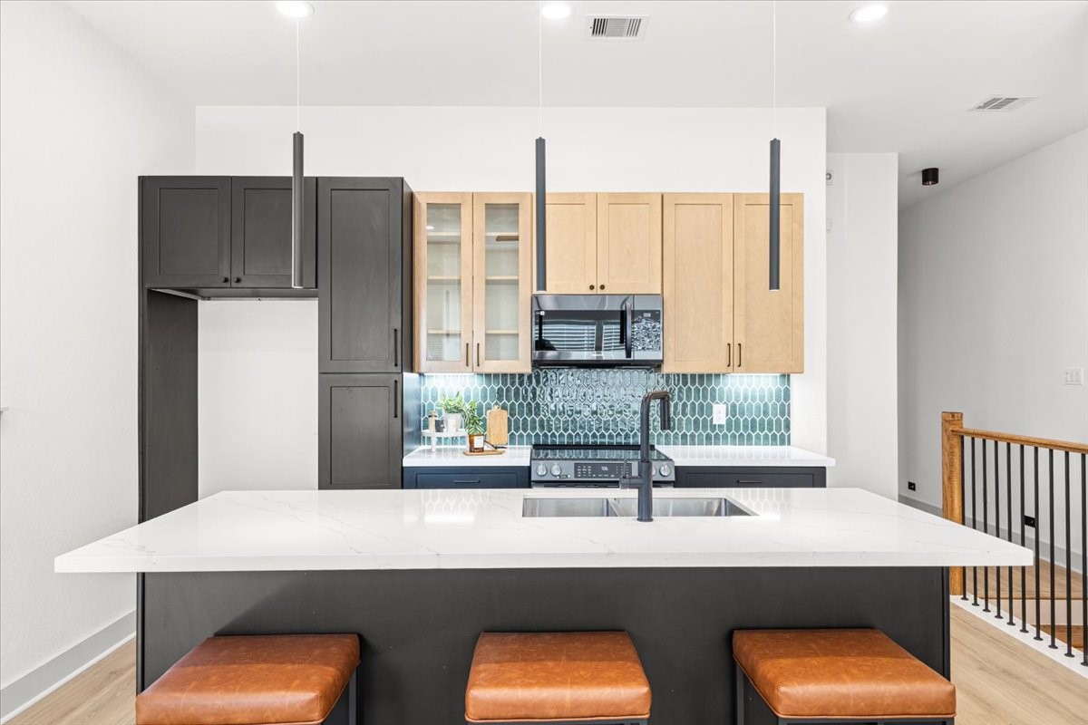 9821 Turnbow Street, Unit CD Houston, TX 77029 - Photo 6 of 27 9821 Turnbow Unit C Kitchen Bar (staged photos of 9819 Turnbow B)