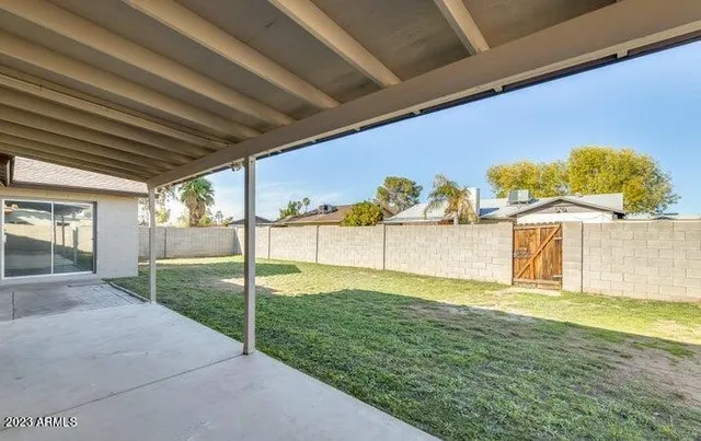a view of a backyard