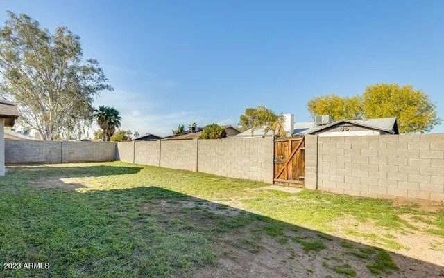 a view of a backyard