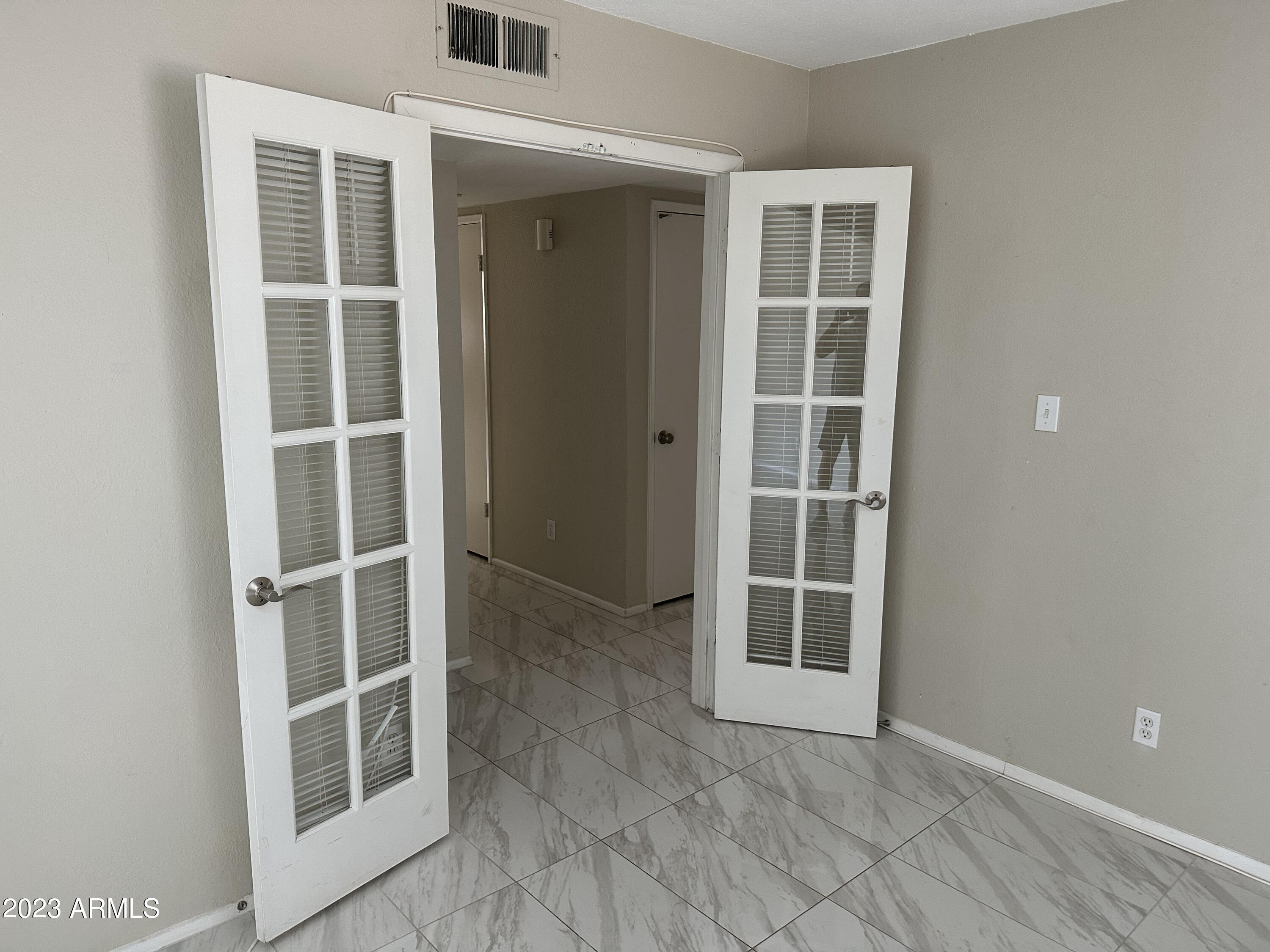 2536 East Commonwealth Circle Chandler, AZ 85225 - Photo 18 of 34 an empty room with windows