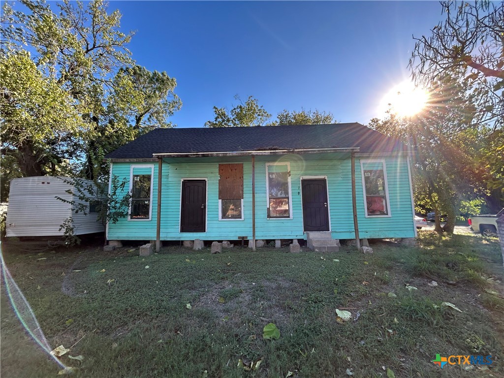 a view of a house with a yard