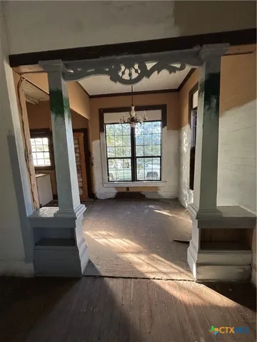 a view of an entryway with a livingroom