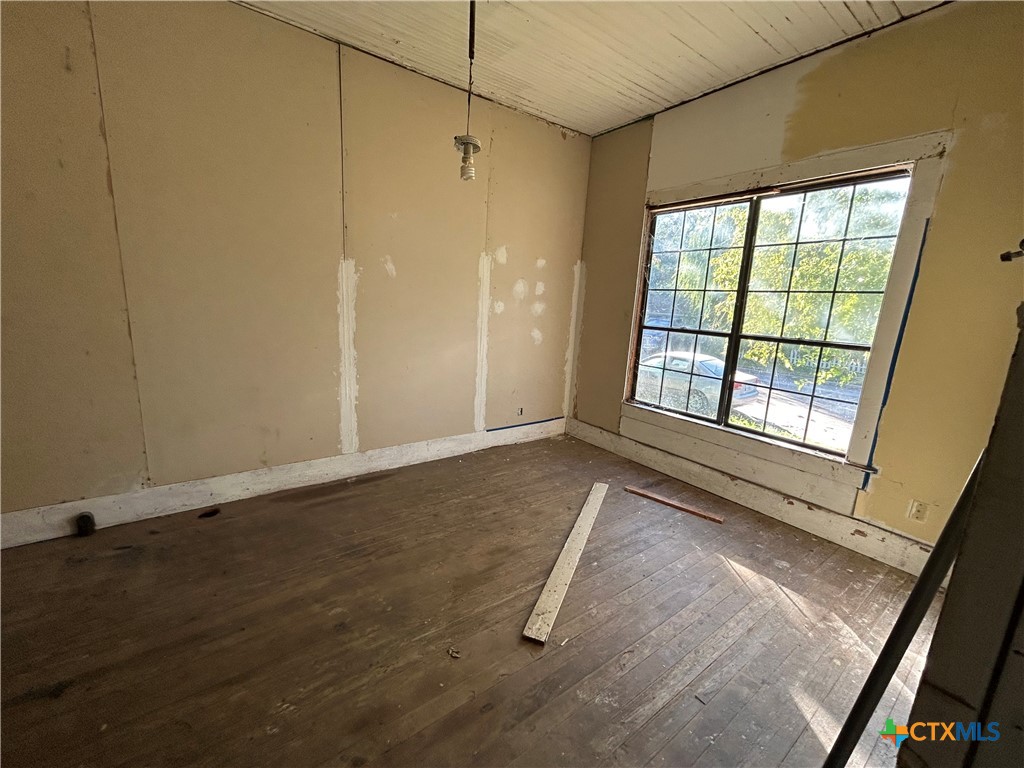 701 East River Street Victoria, TX 77901 - Photo 16 of 21 an empty room with windows