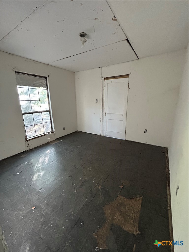 701 East River Street Victoria, TX 77901 - Photo 18 of 21 an empty room with windows