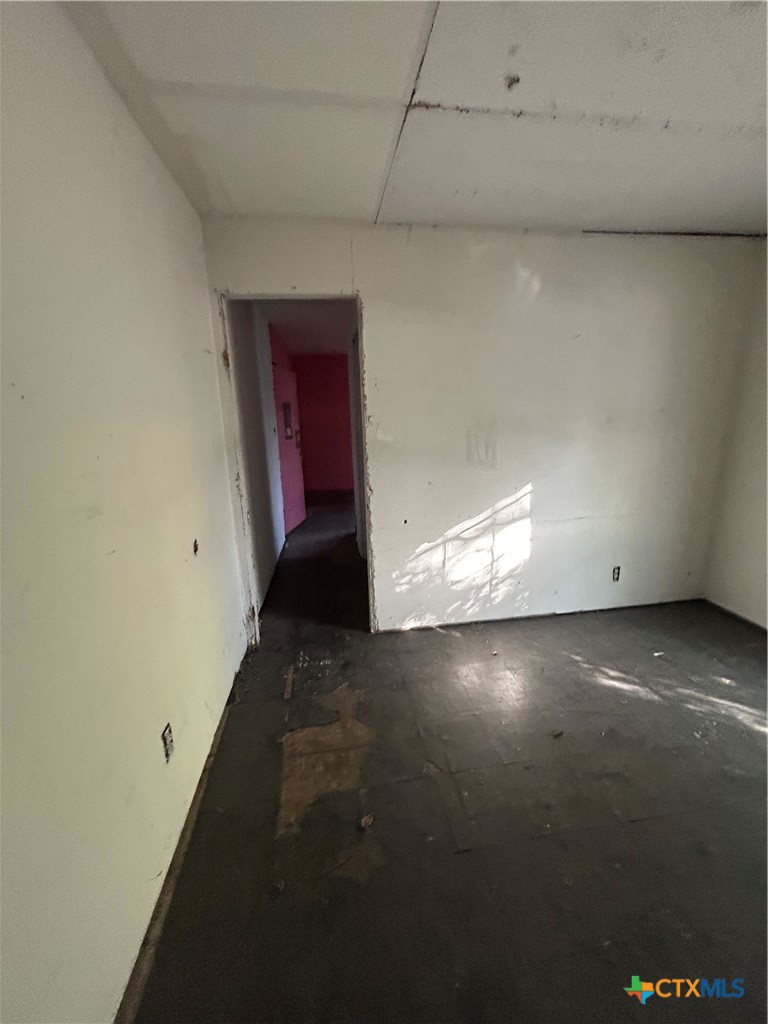 701 East River Street Victoria, TX 77901 - Photo 19 of 21 a view of empty room with window