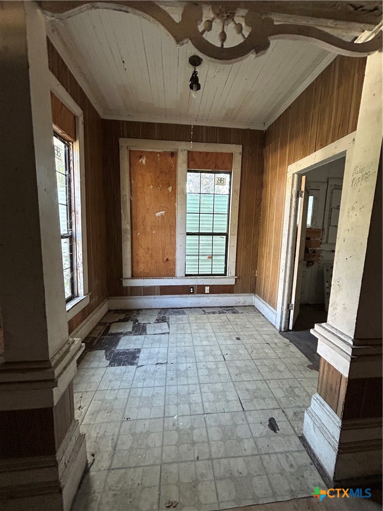 701 East River Street Victoria, TX 77901 - Photo 4 of 21 a view of an entryway of a house