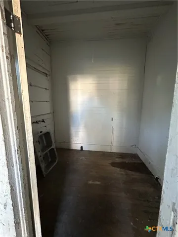 a view of empty room with window