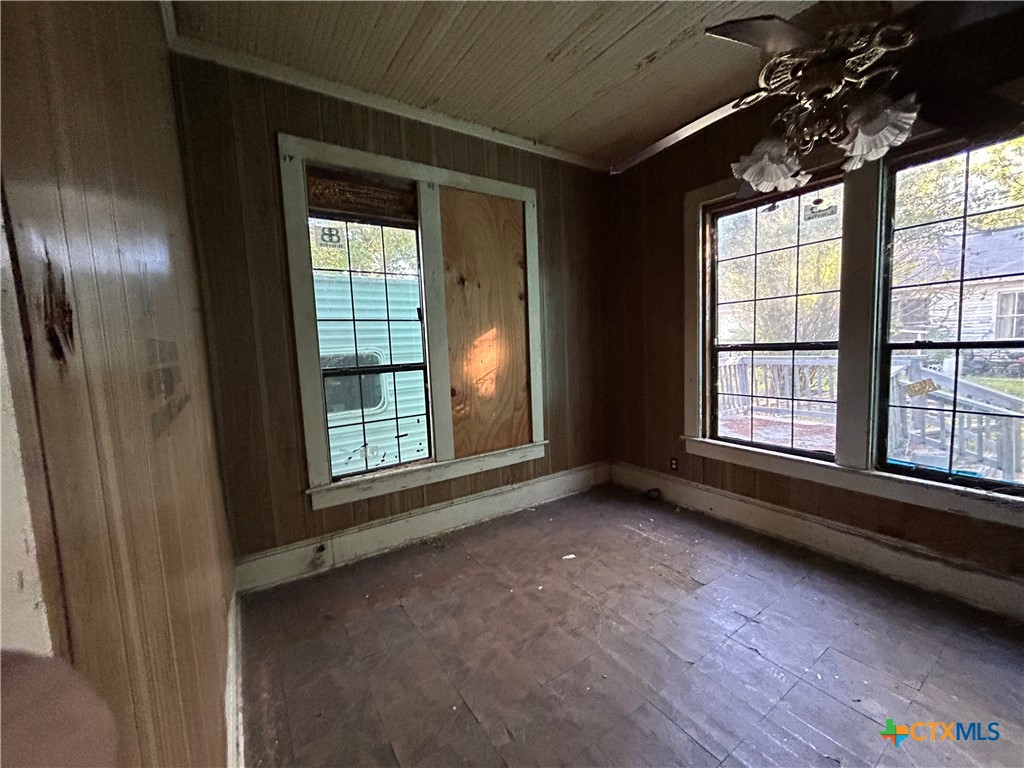 701 East River Street Victoria, TX 77901 - Photo 7 of 21 a view of an empty room with a window