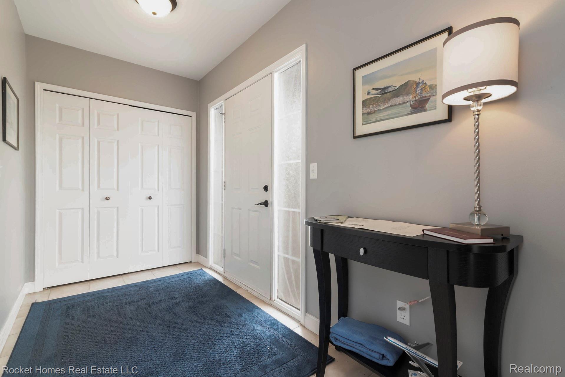 46027 Rhodes Drive, Unit 283 Macomb, MI 48044 - Photo 22 of 36 023-photo-foyer-9051532.jpg